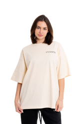 Camiseta beige logotipo CUOTTI en el pecho a la izquierda