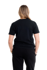 Camiseta negra con el logotipo CUOTTI en el costado