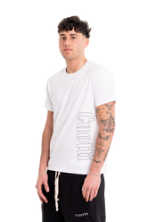 Camiseta blanca con el logotipo CUOTTI en el costado