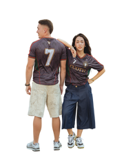 Hombre de espaldas mostrando el número 7 y mujer de frente vistiendo la camiseta de fútbol streetwear de Cuotti inspirada en Portugal.