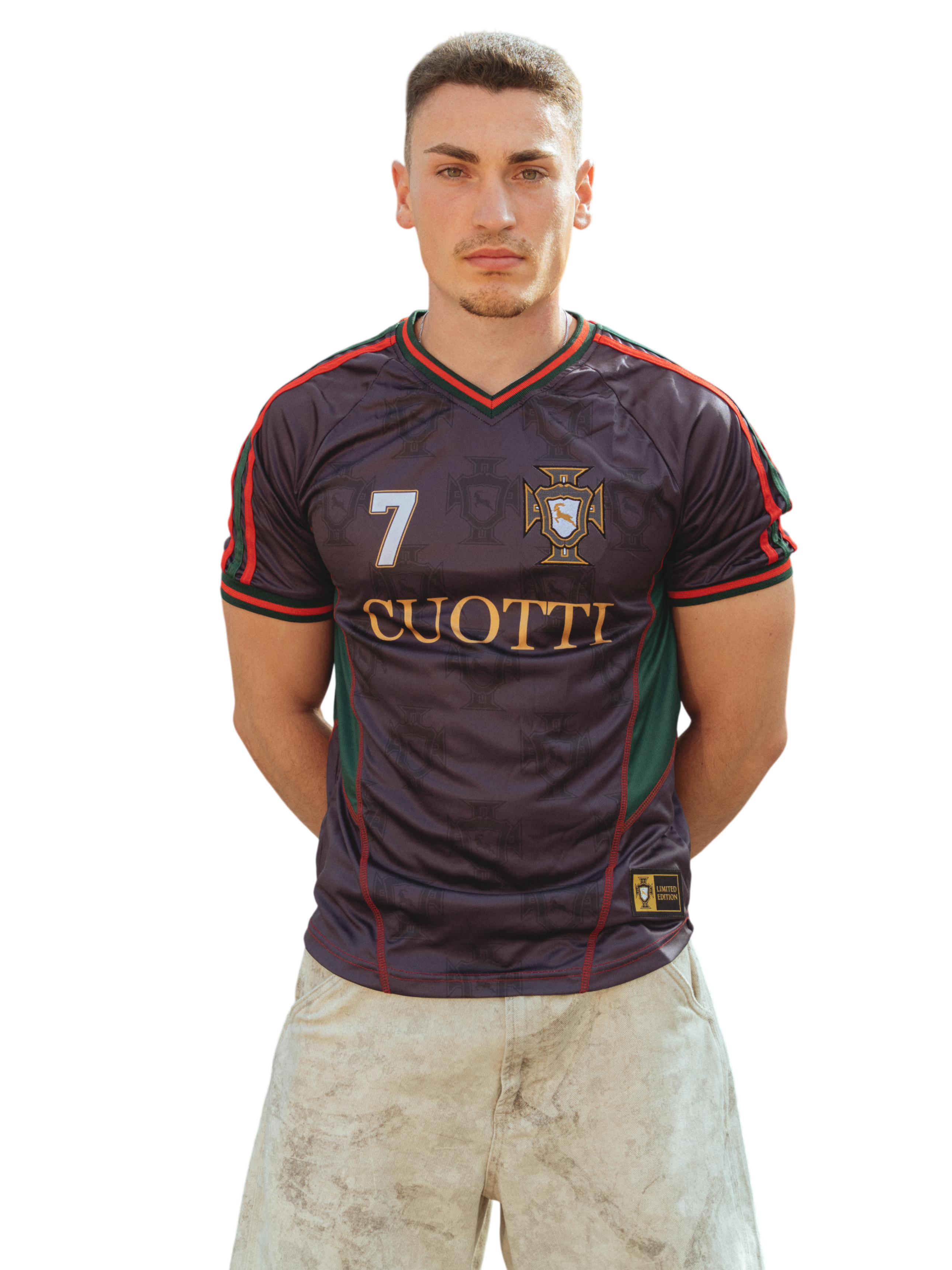 Modelo masculino posando de frente con la camiseta de fútbol Cuotti color negro y verde, con el escudo de Portugal, el número 7 y detalles dorados.