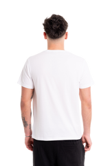 Camiseta blanca con el logotipo CUOTTI en el costado