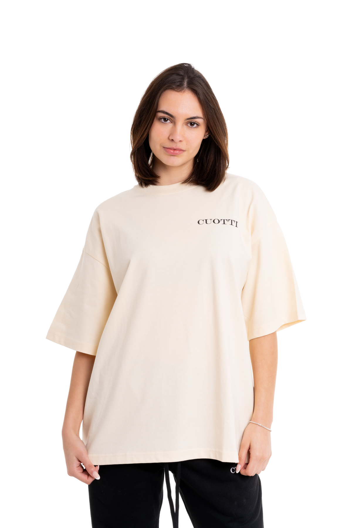 Camiseta oversize beige con logotipo en el pecho de CUOTTI