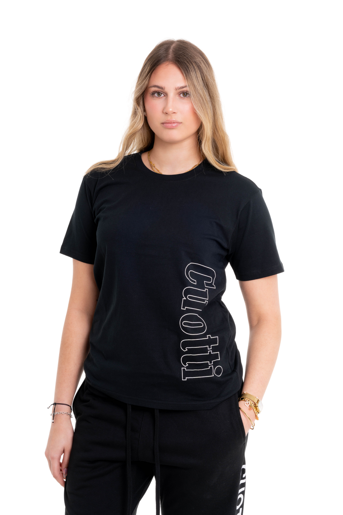 Camiseta slim fit negra con logotipo lateral de CUOTTI