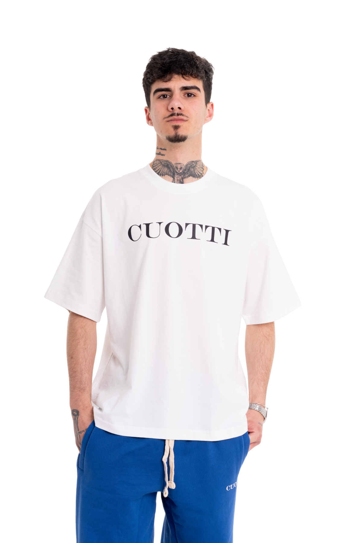 Camiseta oversize blanca con logotipo grande de CUOTTI