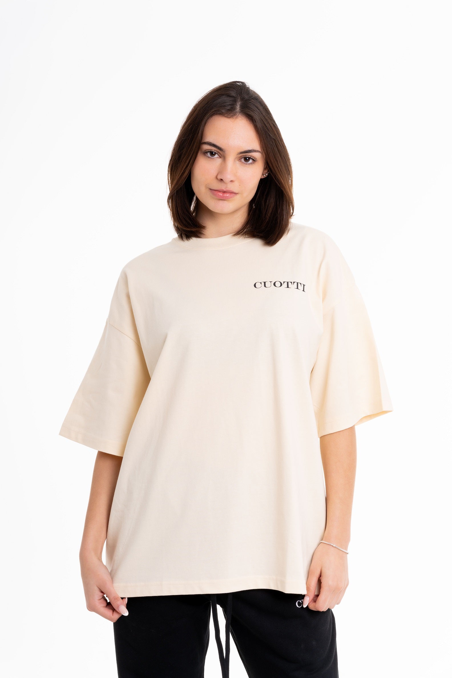 Camiseta beige logotipo CUOTTI en el pecho a la izquierda