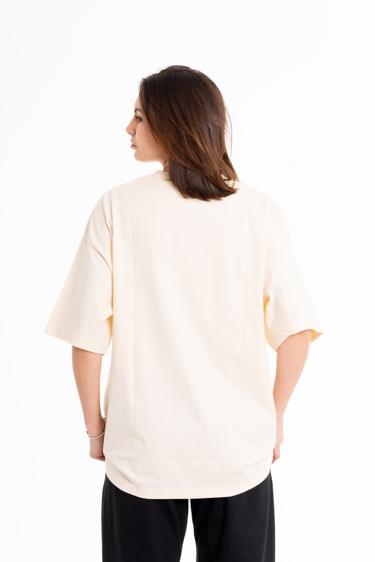 Camiseta beige logotipo CUOTTI en el pecho a la izquierda