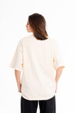 Camiseta beige logotipo CUOTTI en el pecho a la izquierda