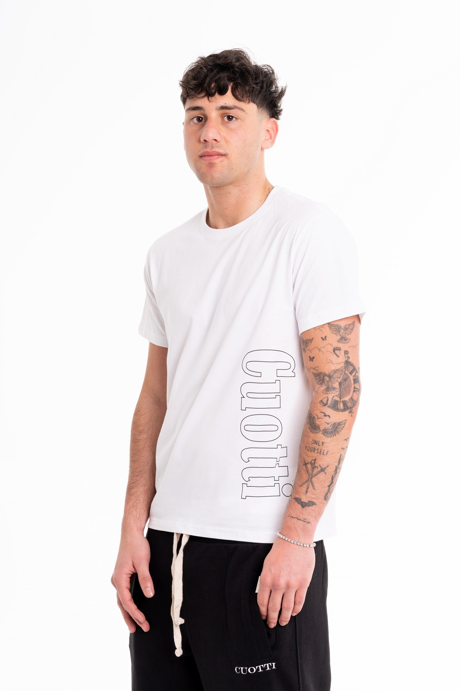 Camiseta blanca con el logotipo CUOTTI en el costado