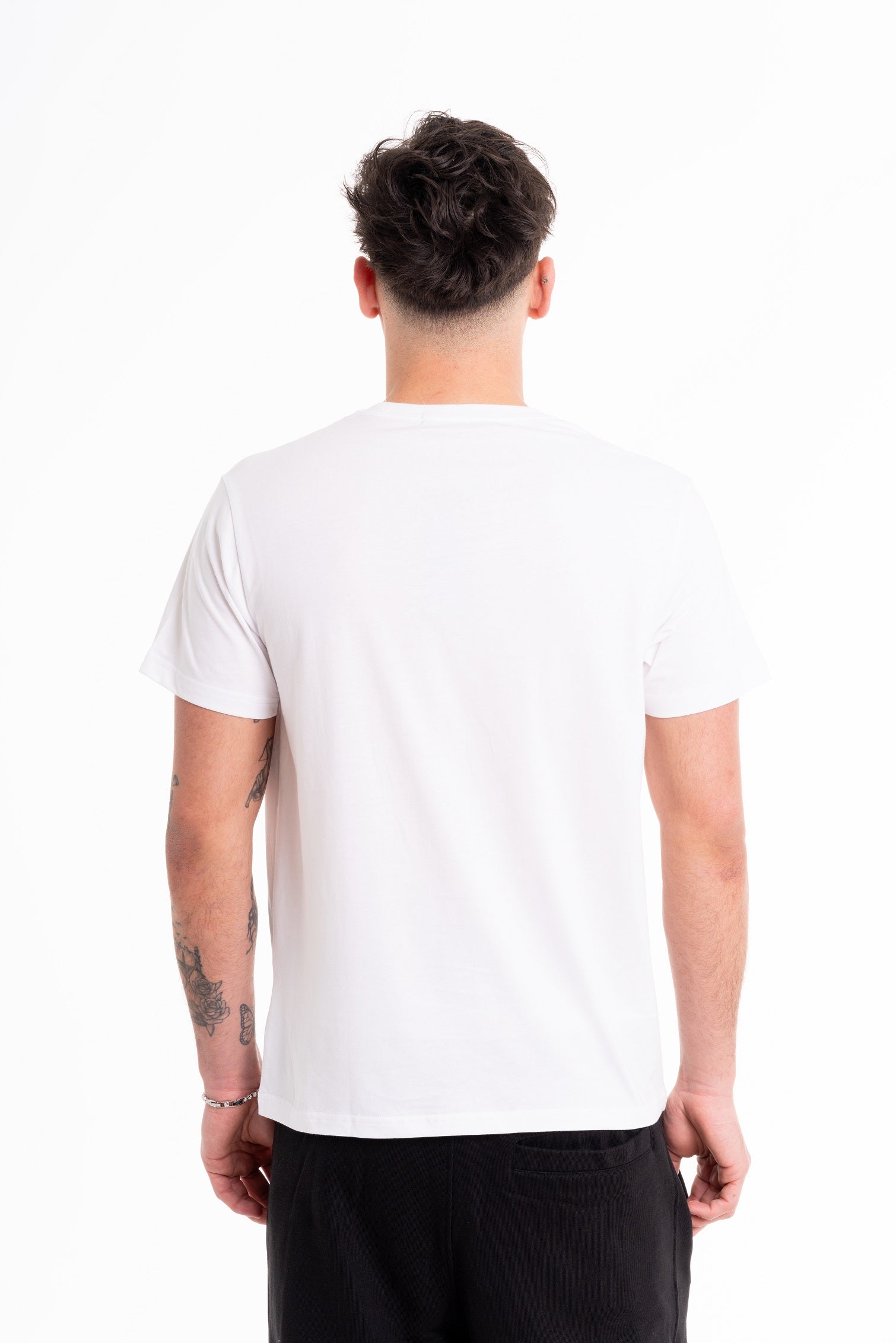 Camiseta blanca con el logotipo CUOTTI en el costado