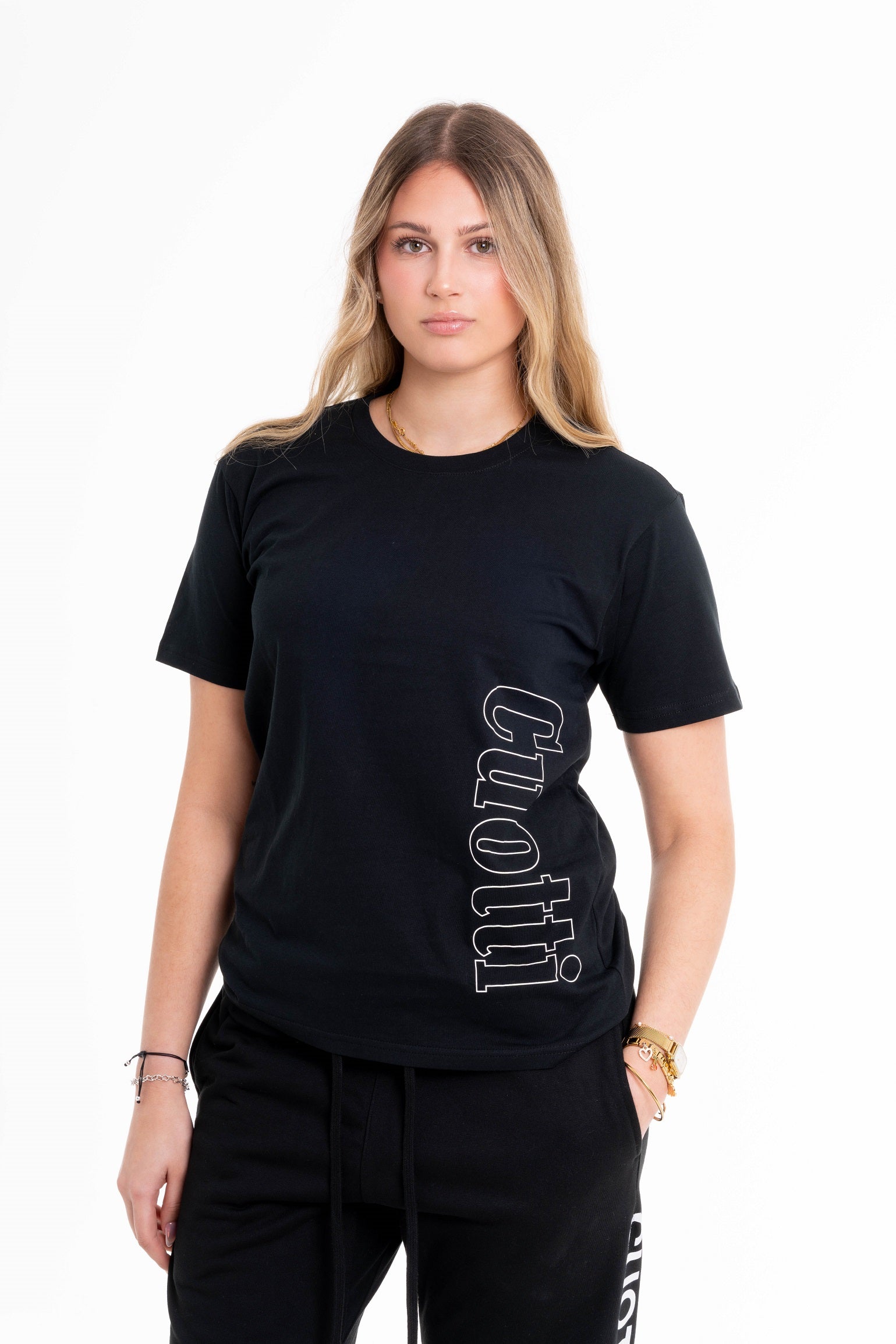 Camiseta negra con el logotipo CUOTTI en el costado