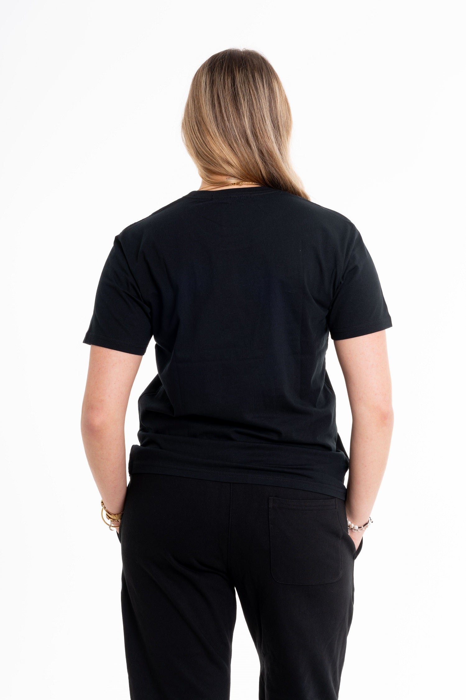 Camiseta negra con el logotipo CUOTTI en el costado
