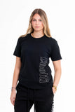 Camiseta negra con el logotipo CUOTTI en el costado