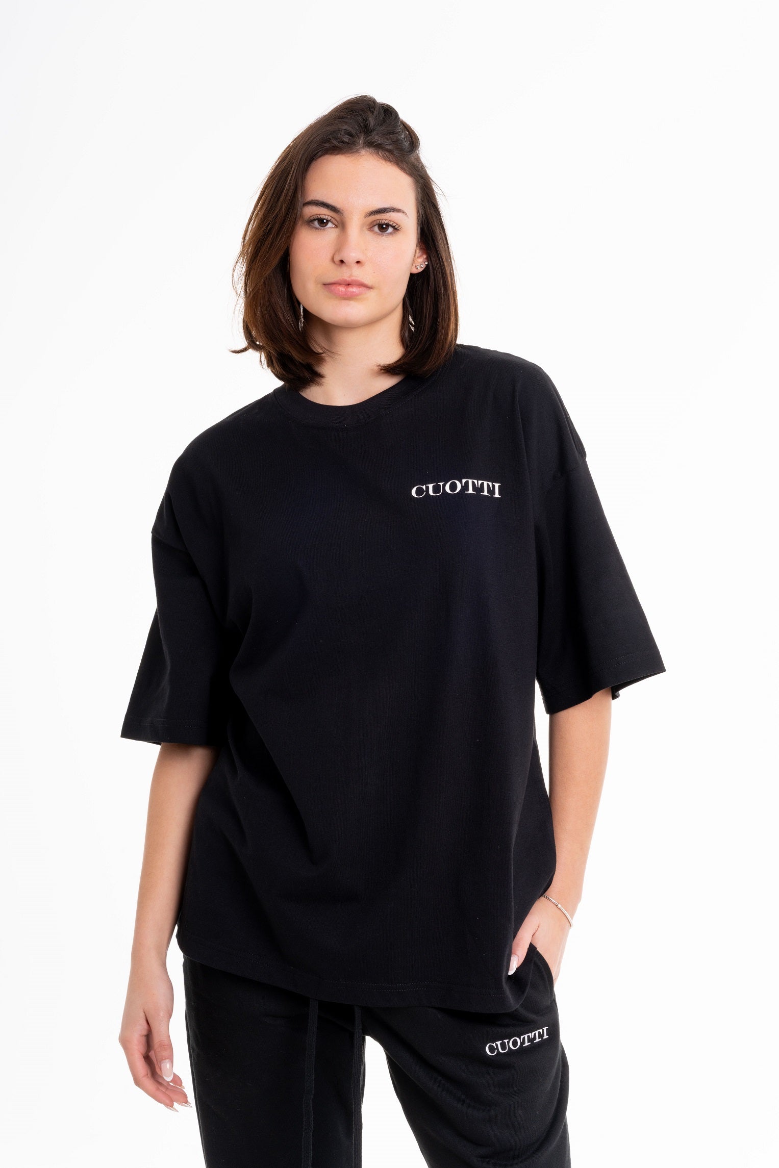 Camiseta negra logotipo CUOTTI en el pecho a la izquierda