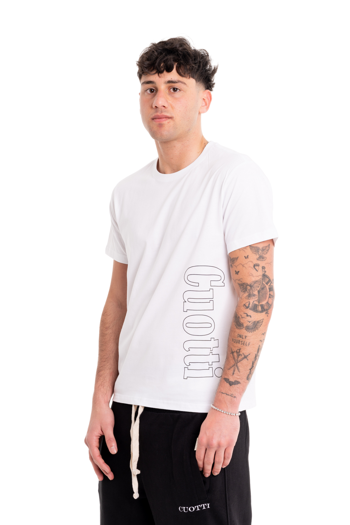 Camiseta slim fit blanca con logotipo lateral de CUOTTI