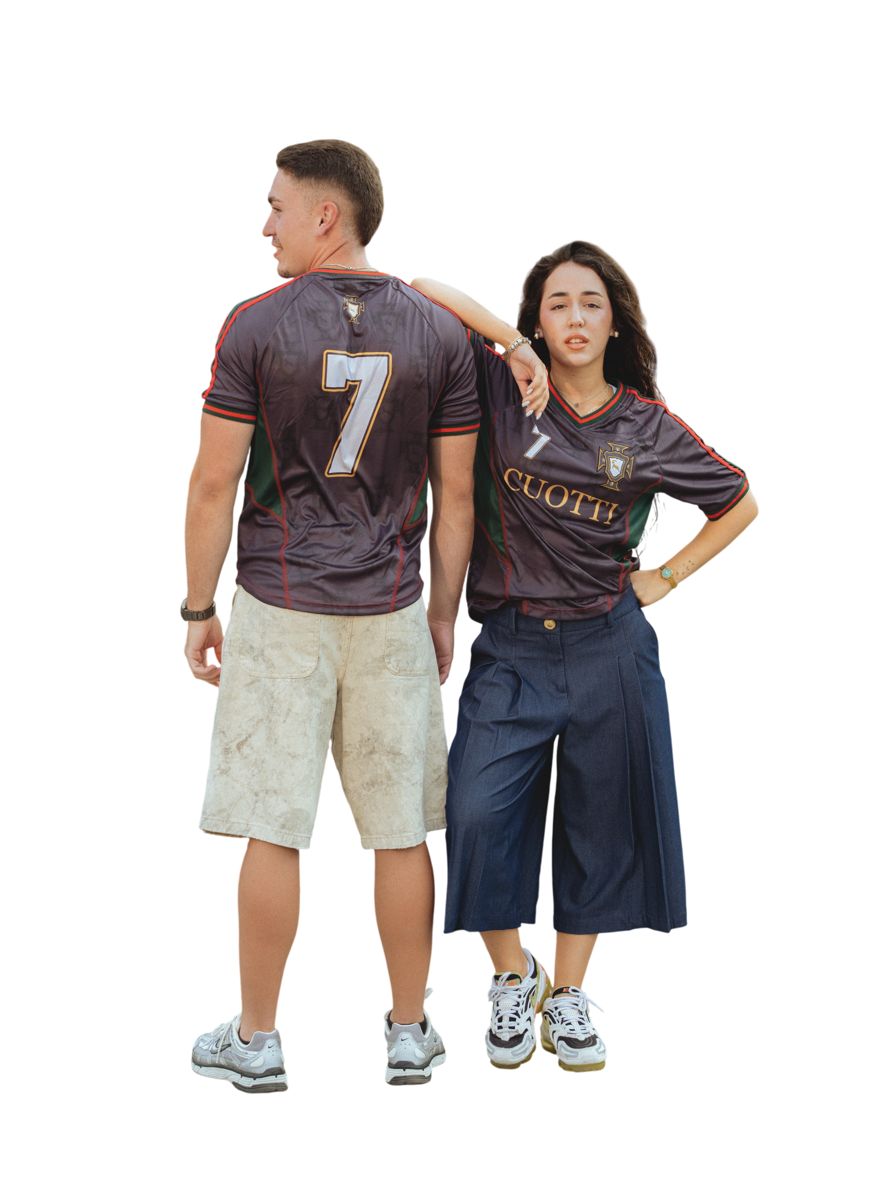 Hombre de espaldas mostrando el número 7 y mujer de frente vistiendo la camiseta de fútbol streetwear de Cuotti inspirada en Portugal.