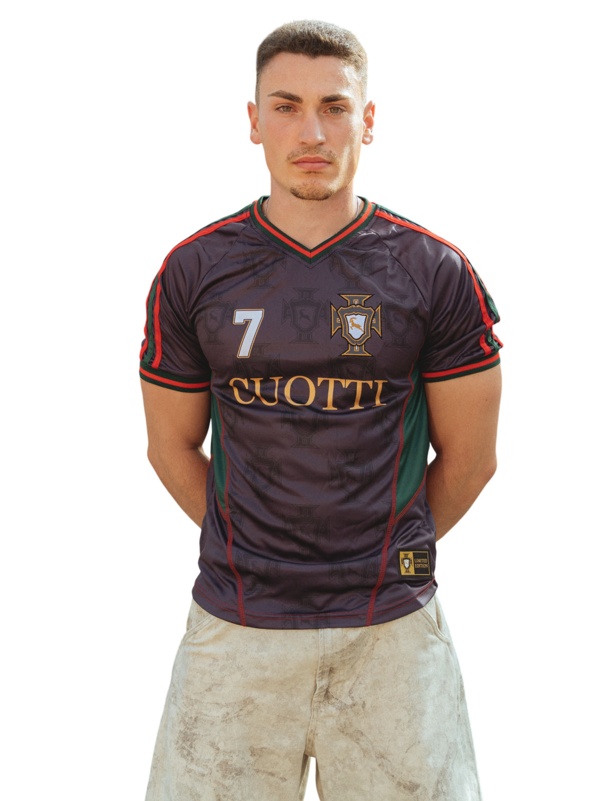 Modelo masculino posando de frente con la camiseta de fútbol Cuotti color negro y verde, con el escudo de Portugal, el número 7 y detalles dorados.